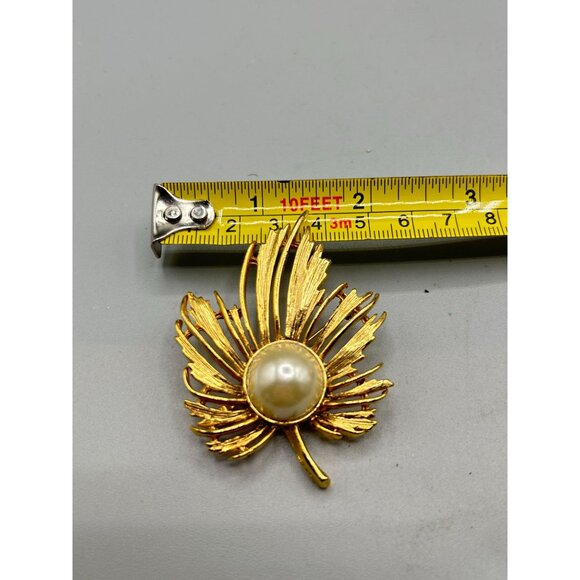 Leaf with Pearl Pin Brooch Gold Tone Classic Pin Brooch Elegant Simple Design - Picture 7 of 9
